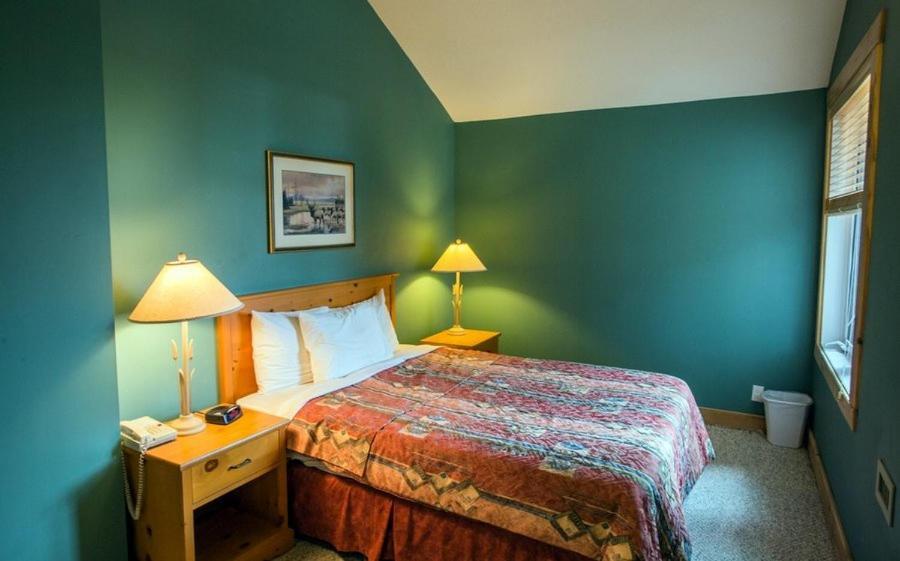 Cornerstone Lodge By Park Vacation Management Fernie Ngoại thất bức ảnh
